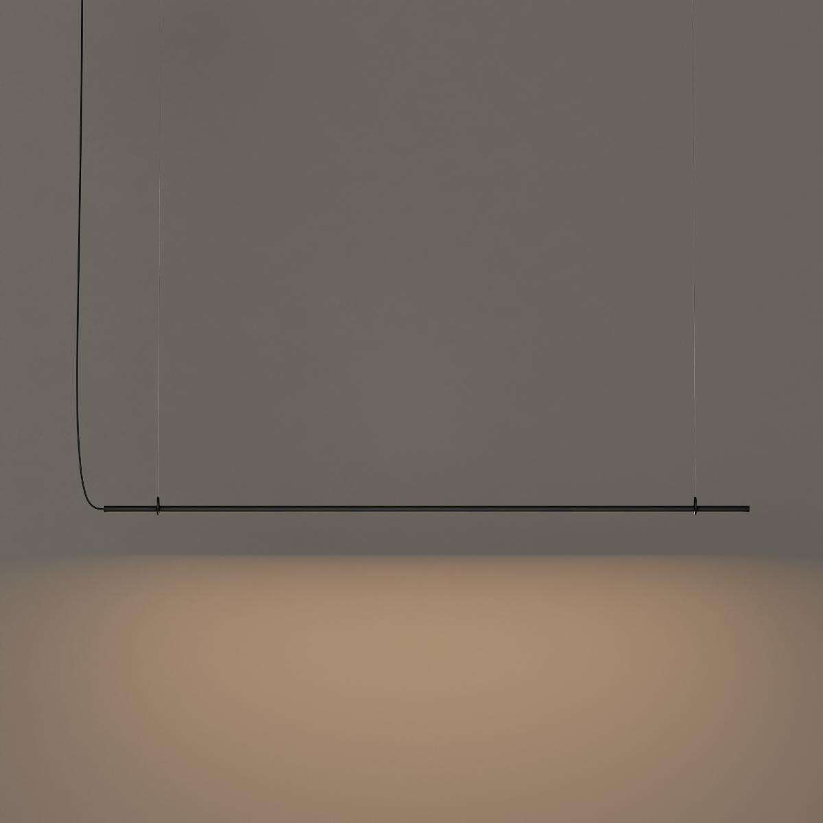 Ease 180 hanglamp boven de eettafel in zwart van sackit aan, met warm licht