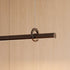 Ease 180 hanglamp boven de eettafel in brons van sackit in een Scandinavisch interieur