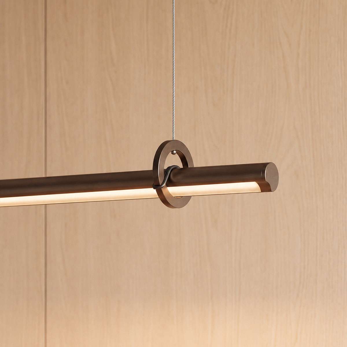 Ease 180 hanglamp boven de eettafel in brons van sackit binnen bij natuurlijk licht