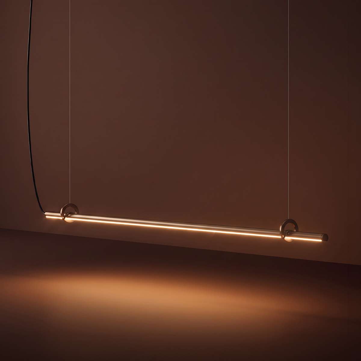 Ease 180 hanglamp boven de eettafel in brons van sackit gestyled in een interieur