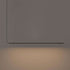 Ease 180 hanglamp boven de eettafel in brons van sackit aan, met warm licht