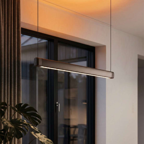 Pebble hanglamp boven de eettafel in brons van sackit in een gezellige woonomgeving