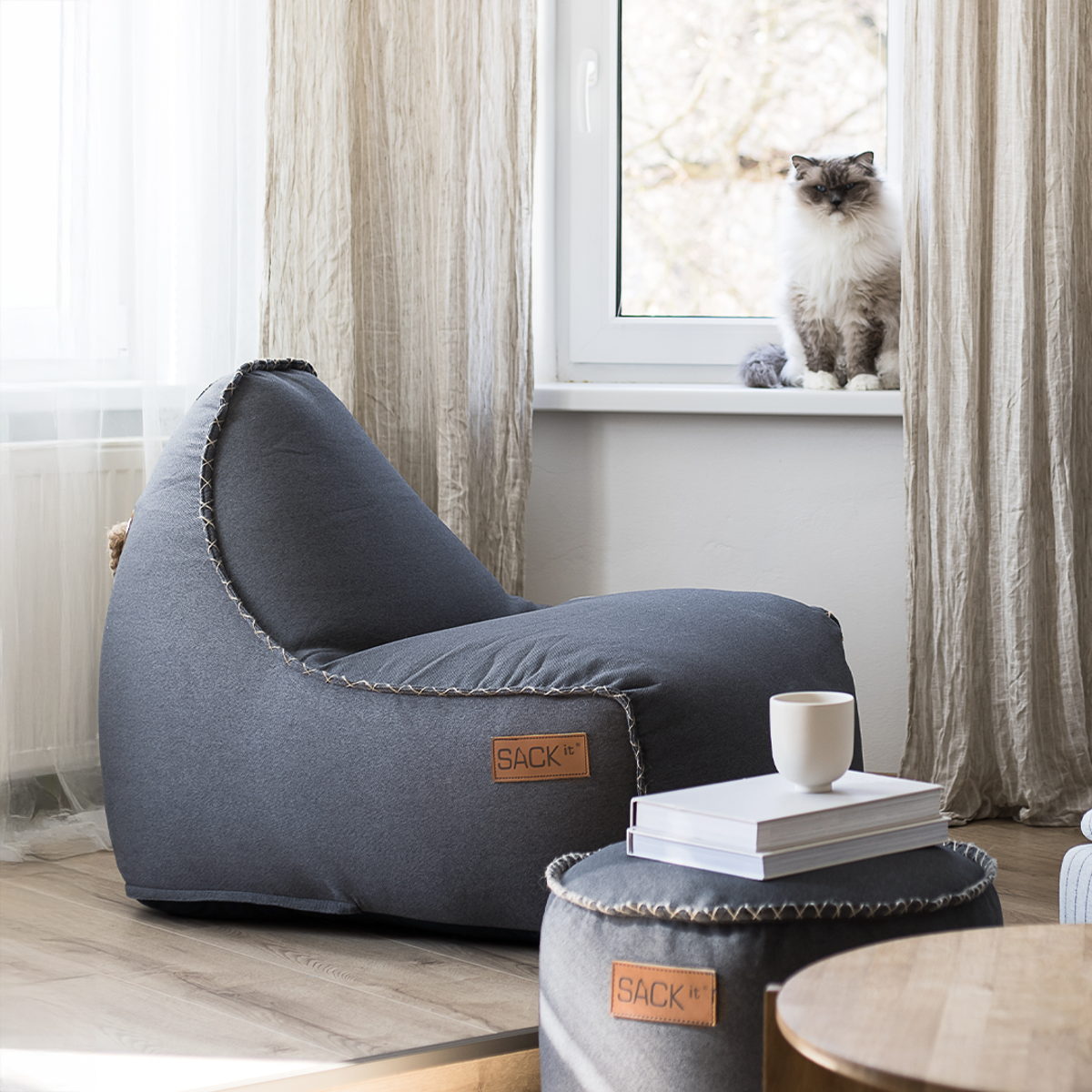 Canvas Lounge Chair in Canvas Petrol van sackit op een witte achtergrond
