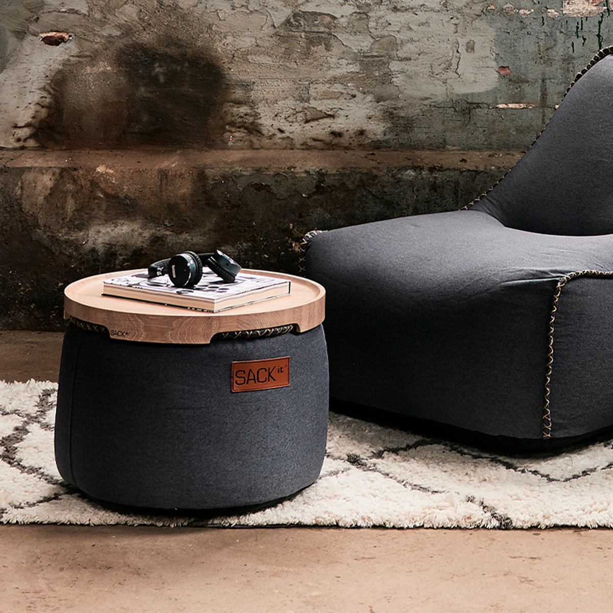 Canvas Pouf in Canvas Petrol van sackit op een witte achtergrond