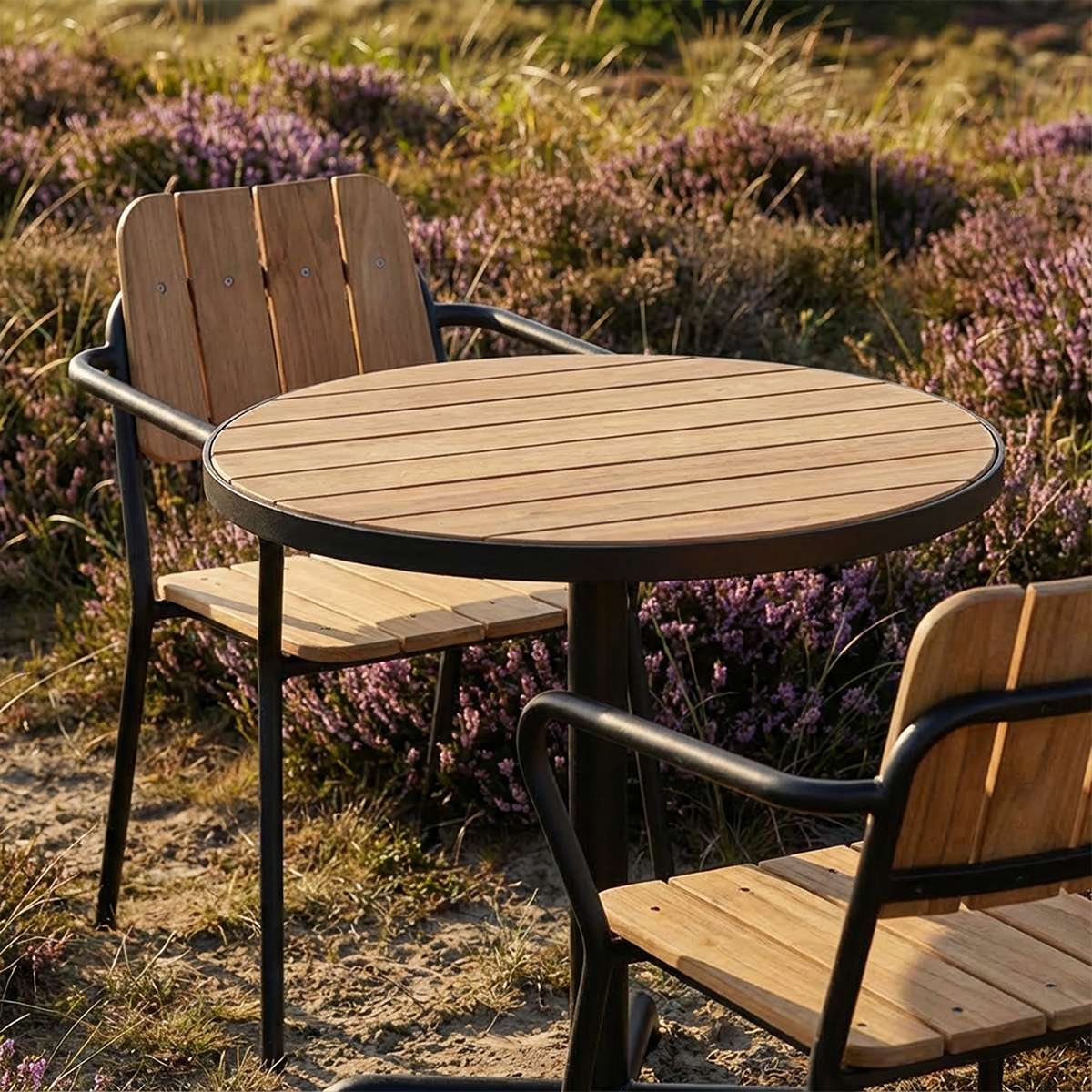 Kirra Café Table in Noir van sackit in een ontspannen loungehoek buiten