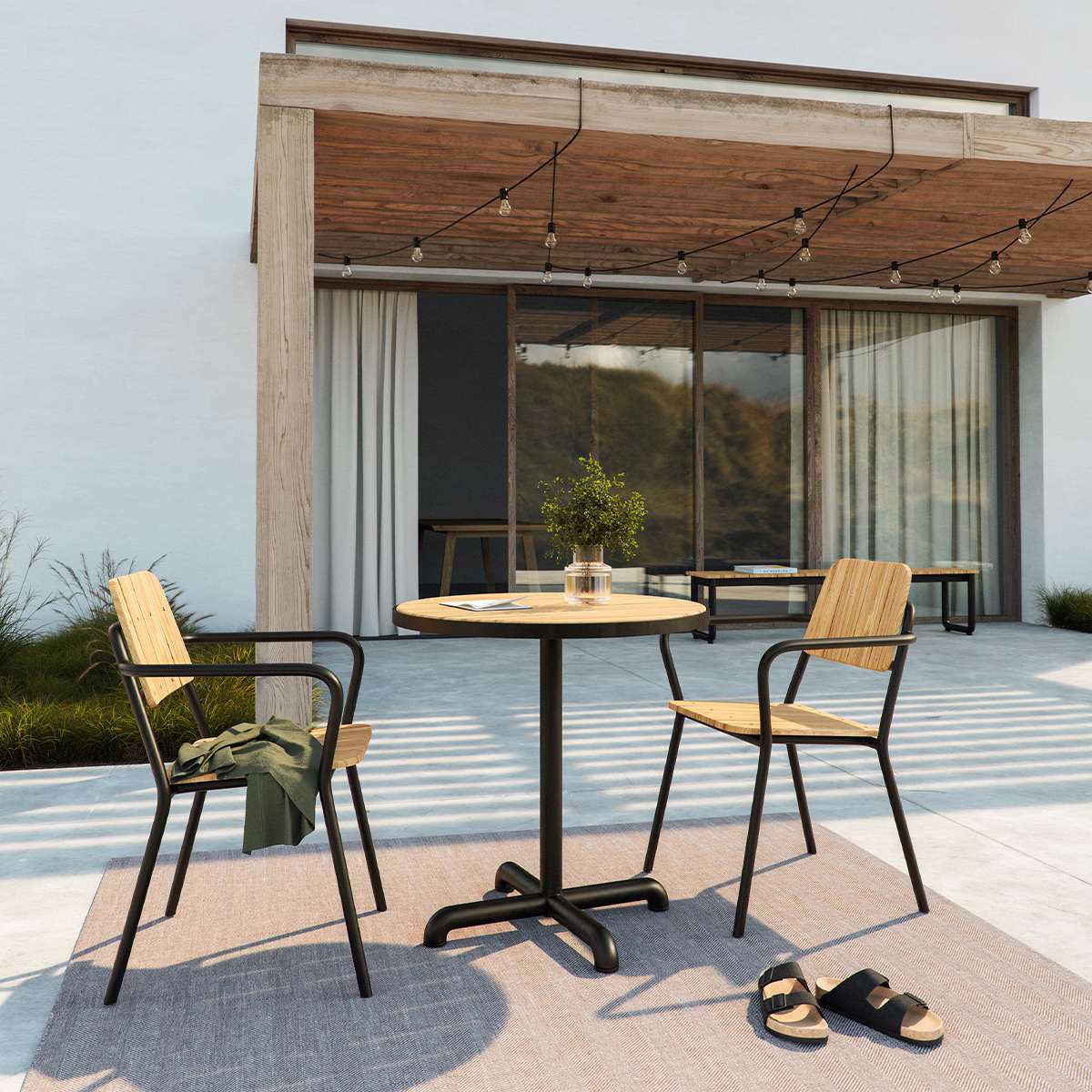 Kirra Café Table in Noir van sackit buiten gestyled