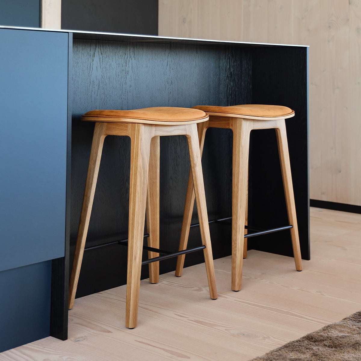 Nordic Bar Stool - Oak with stitches