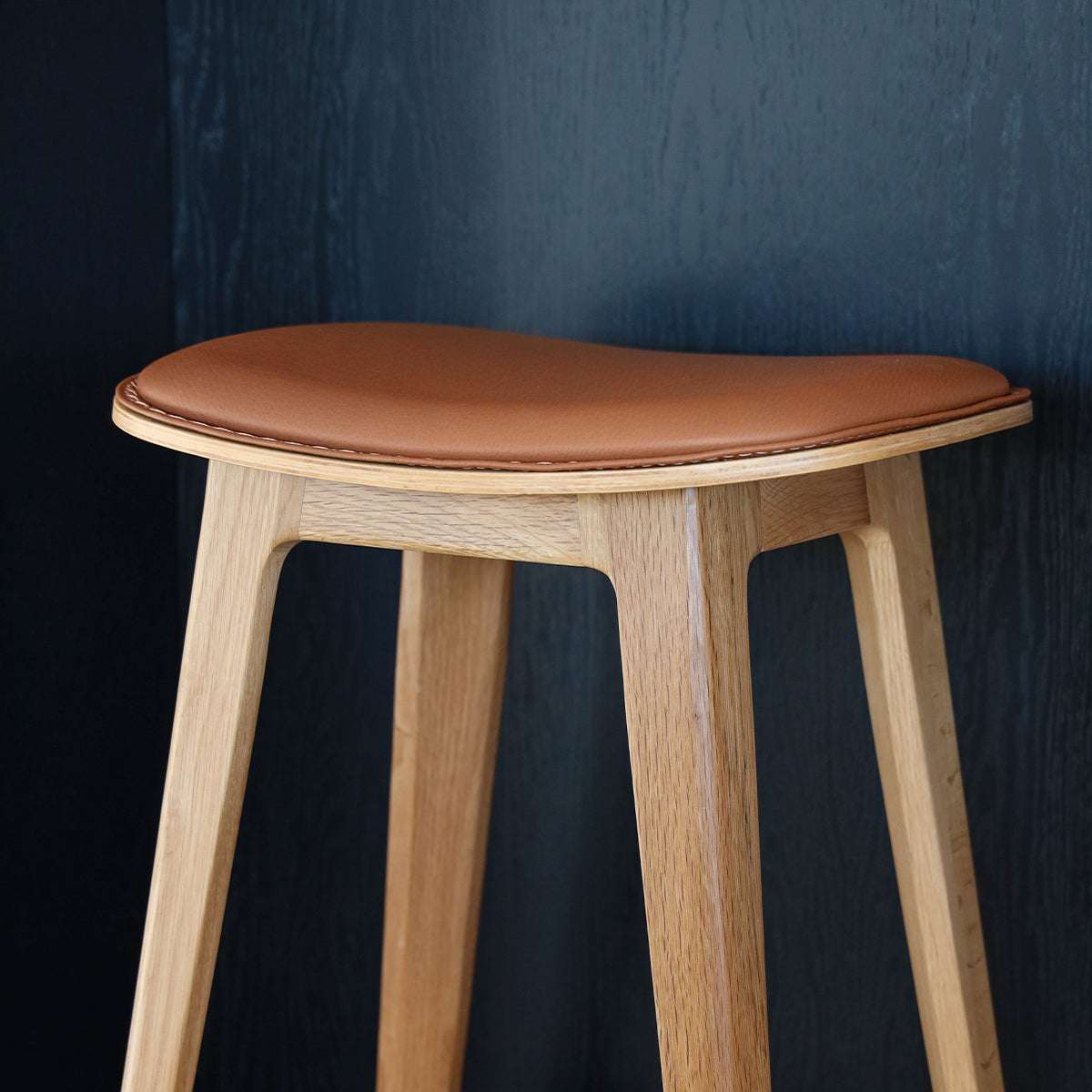 Nordic Bar Stool - Oak with stitches