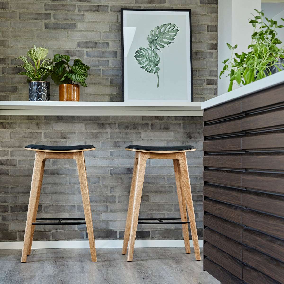 Nordic Bar Stool - Oak with stitches