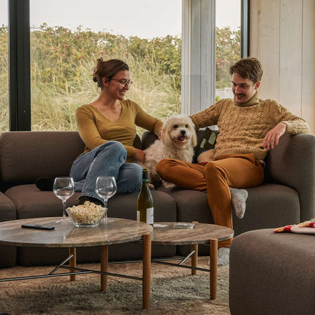 Arv Coffee Table Ø60 in travertin van sackit in een Scandinavisch interieur