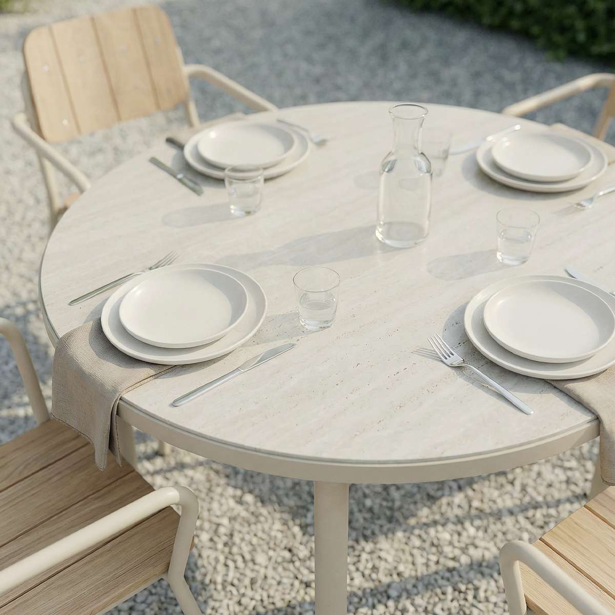 Kirra Dining table Ø110 Ceramic van sackit op een terras