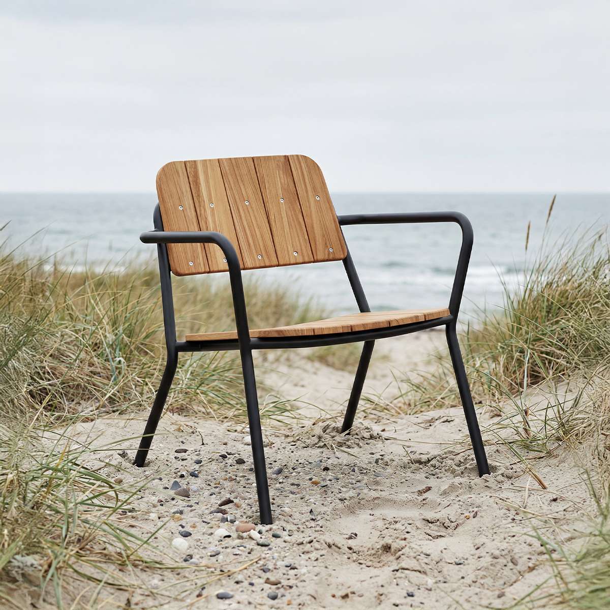 Kirra Patio Lounge Chair in Noir van sackit buiten gestyled