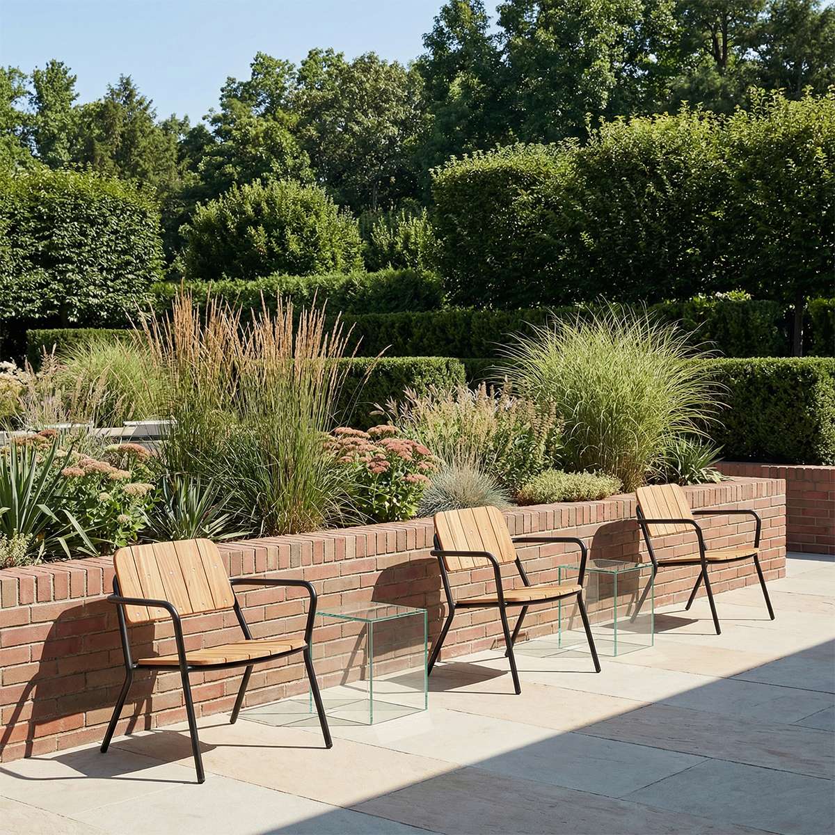 Kirra Patio Lounge Chair in Noir van sackit in een buitenomgeving