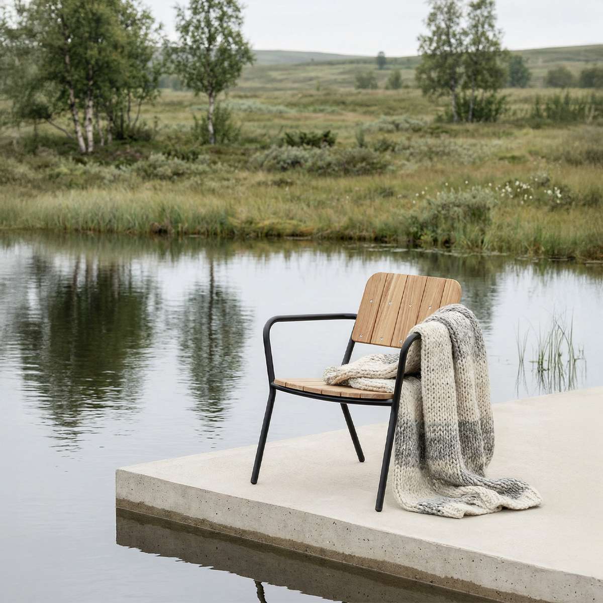 Kirra Patio Lounge Chair in Noir van sackit buiten bij natuurlijk licht