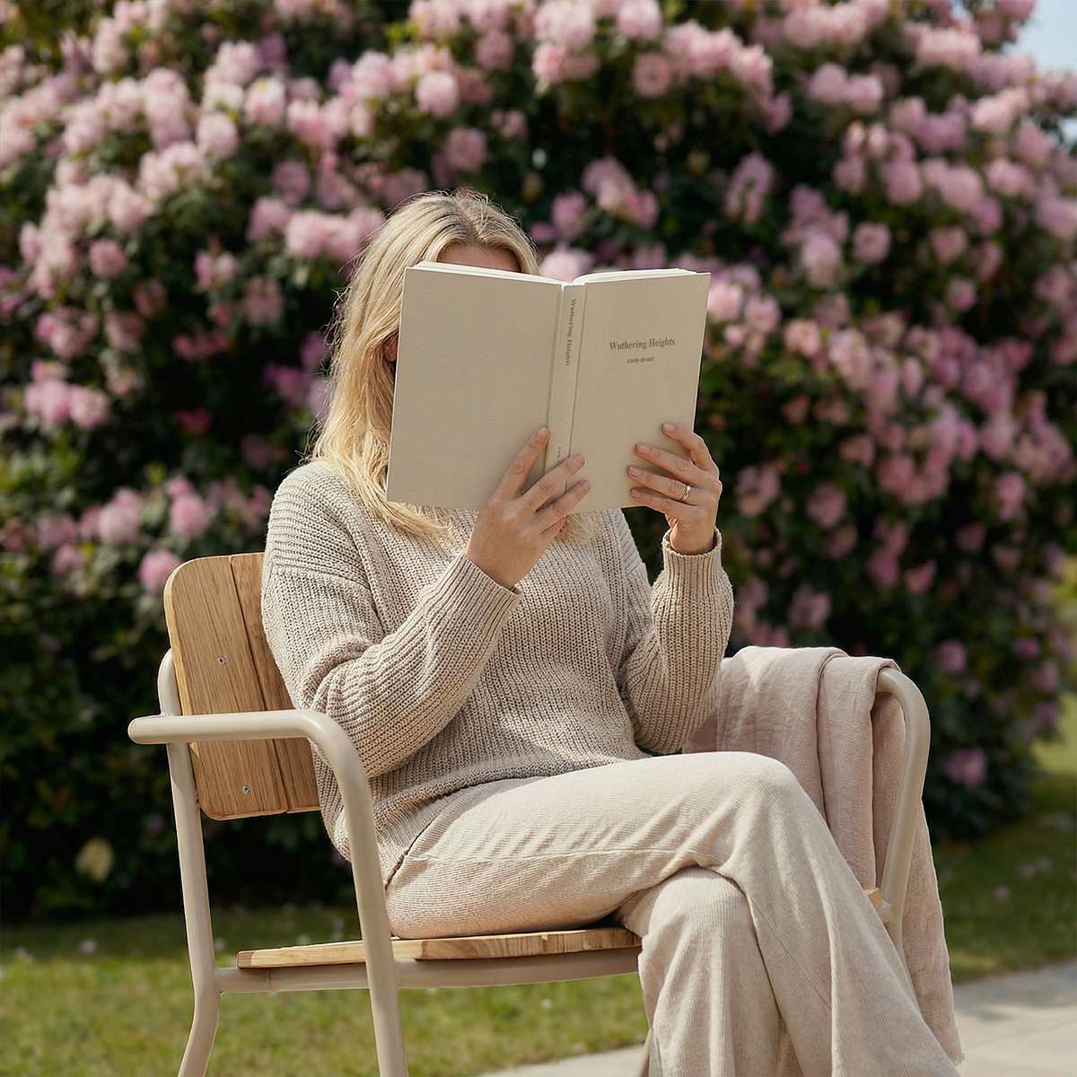 Kirra Patio Lounge Chair in Taupe van sackit op een terras
