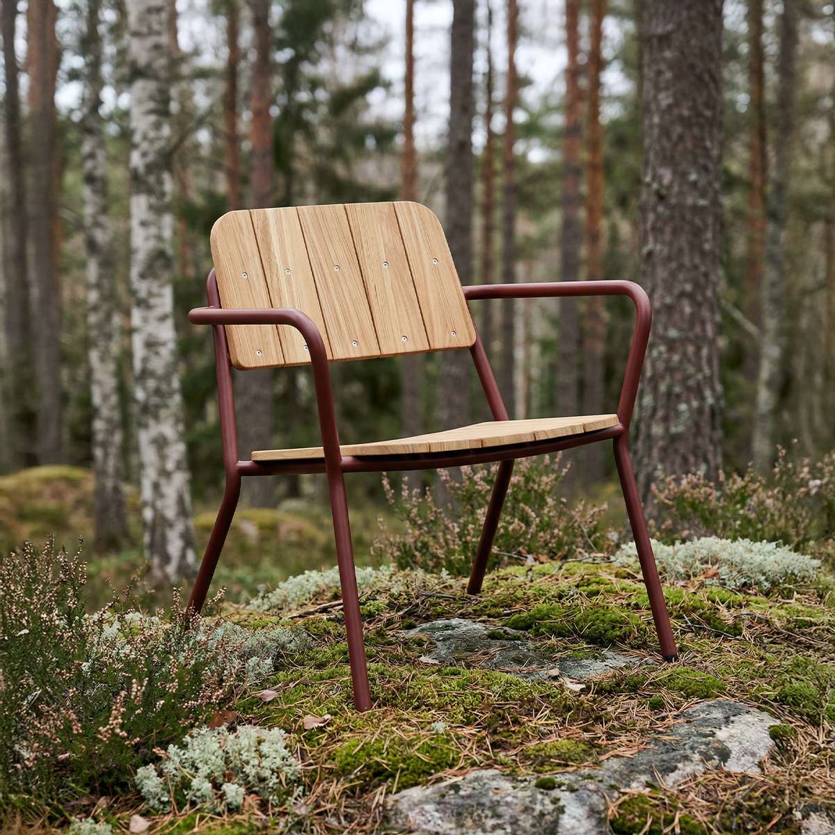 Kirra Patio Lounge Chair in Chestnut van sackit op een terras