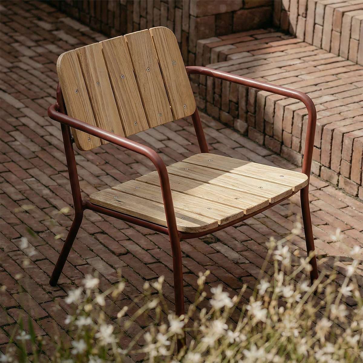 Kirra Patio Lounge Chair in Chestnut van sackit in een buitenomgeving