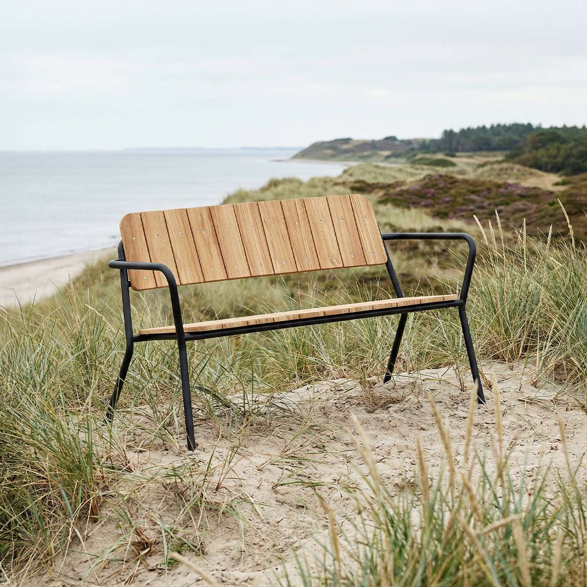 Kirra Patio Bench in Noir van sackit buiten gestyled