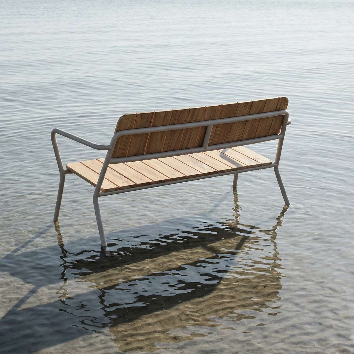 Kirra Patio Bench in Taupe van sackit buiten bij natuurlijk licht
