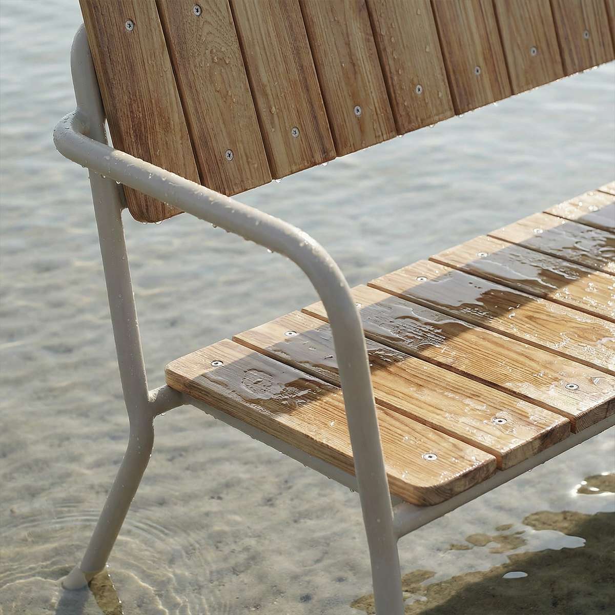Kirra Patio Bench in Taupe van sackit in een ontspannen loungehoek buiten