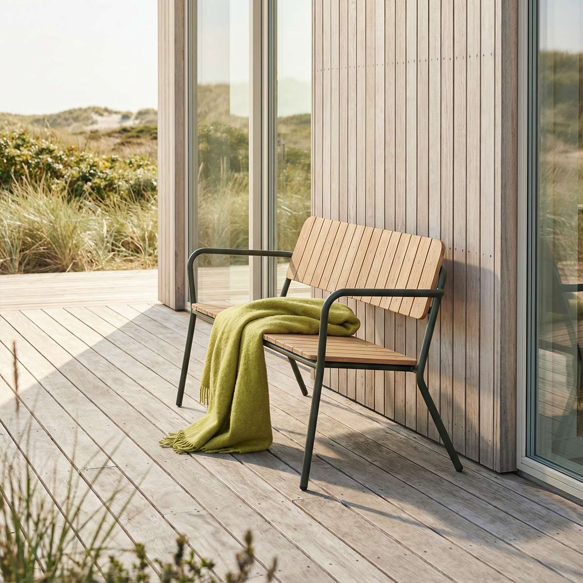 Kirra Patio Bench in olijfgroen van sackit in een buitenomgeving