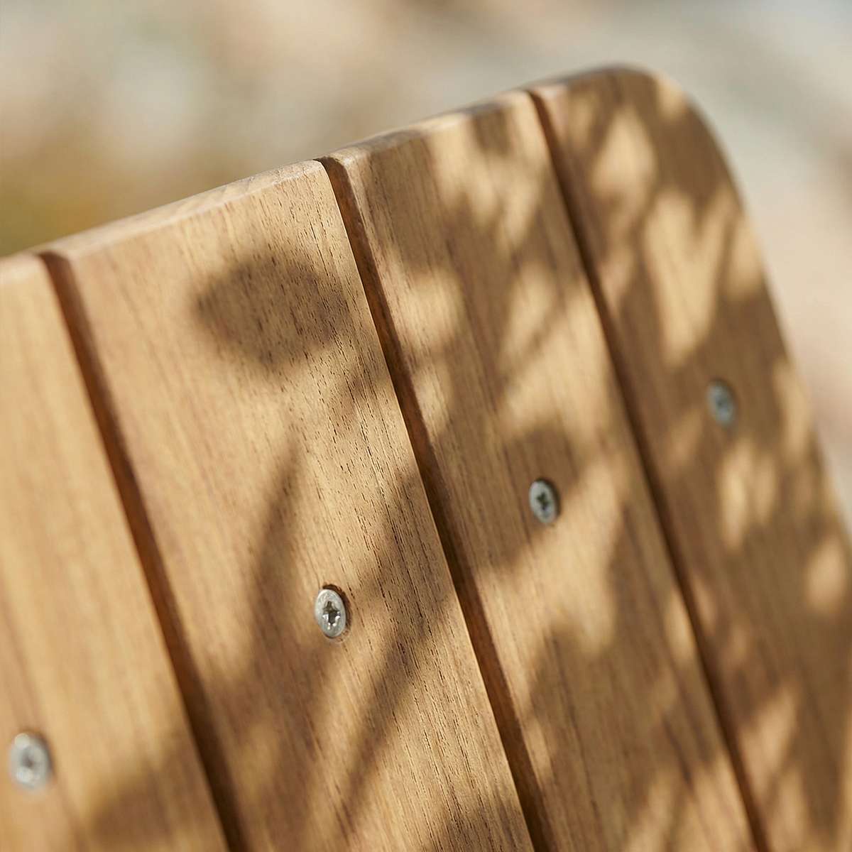 Close-up van het materiaal van Kirra Patio Bench in olijfgroen van sackit