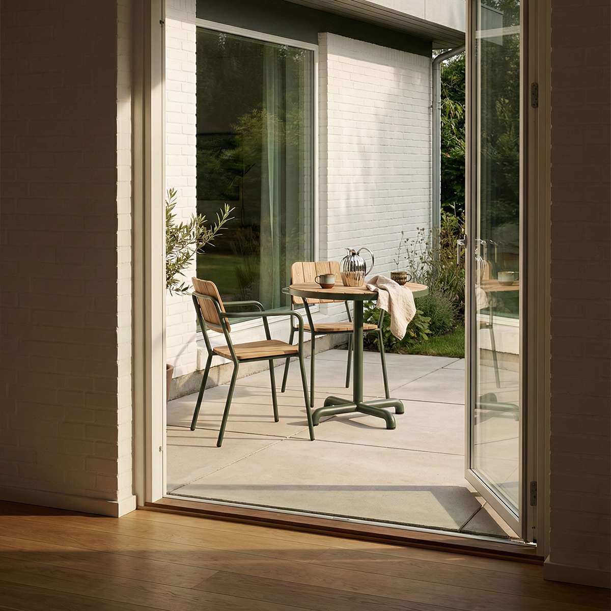 Kirra Café Table in olijfgroen van sackit buiten gestyled