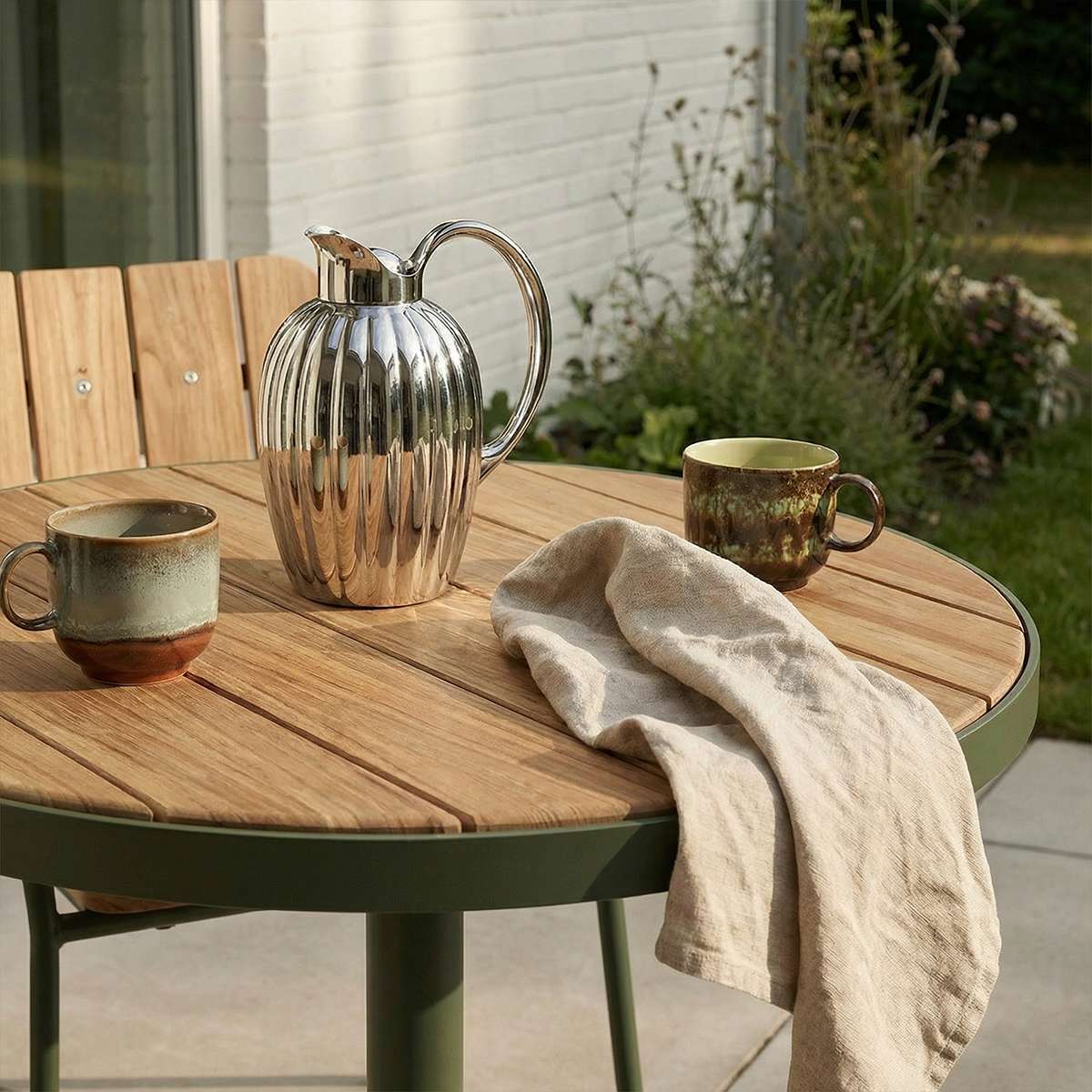 Kirra Café Table in olijfgroen van sackit buiten bij natuurlijk licht