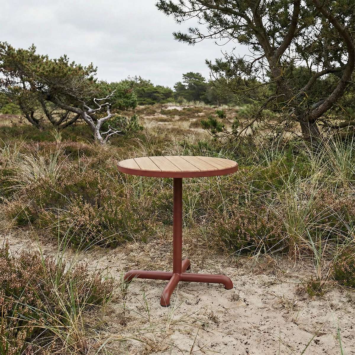Kirra Café Table in Chestnut van sackit in een ontspannen loungehoek buiten