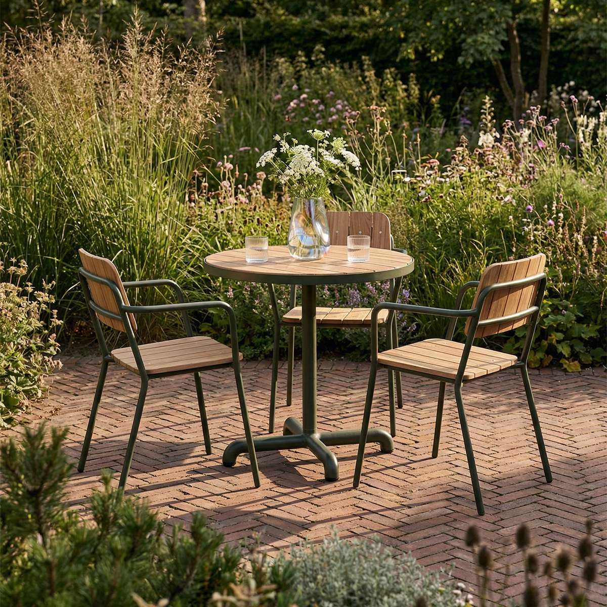 Kirra Café Table in olijfgroen van sackit in een buitenomgeving
