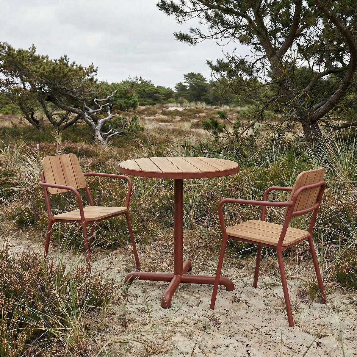 Kirra Cafe Table & 2 Kirra Patio Chair in Chestnut van sackit op een terras