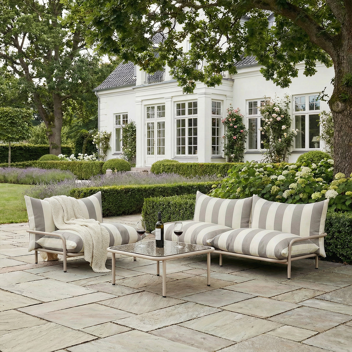 Mollis Lounge Sofa 2 Seater - Klassieke loungesofa geïnspireerd op Deense badehotels.