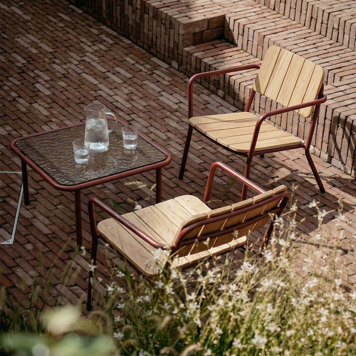 Mollis Coffee Table - Outdoor salontafel van sackit in gepoedercoat aluminium en gehard glas.