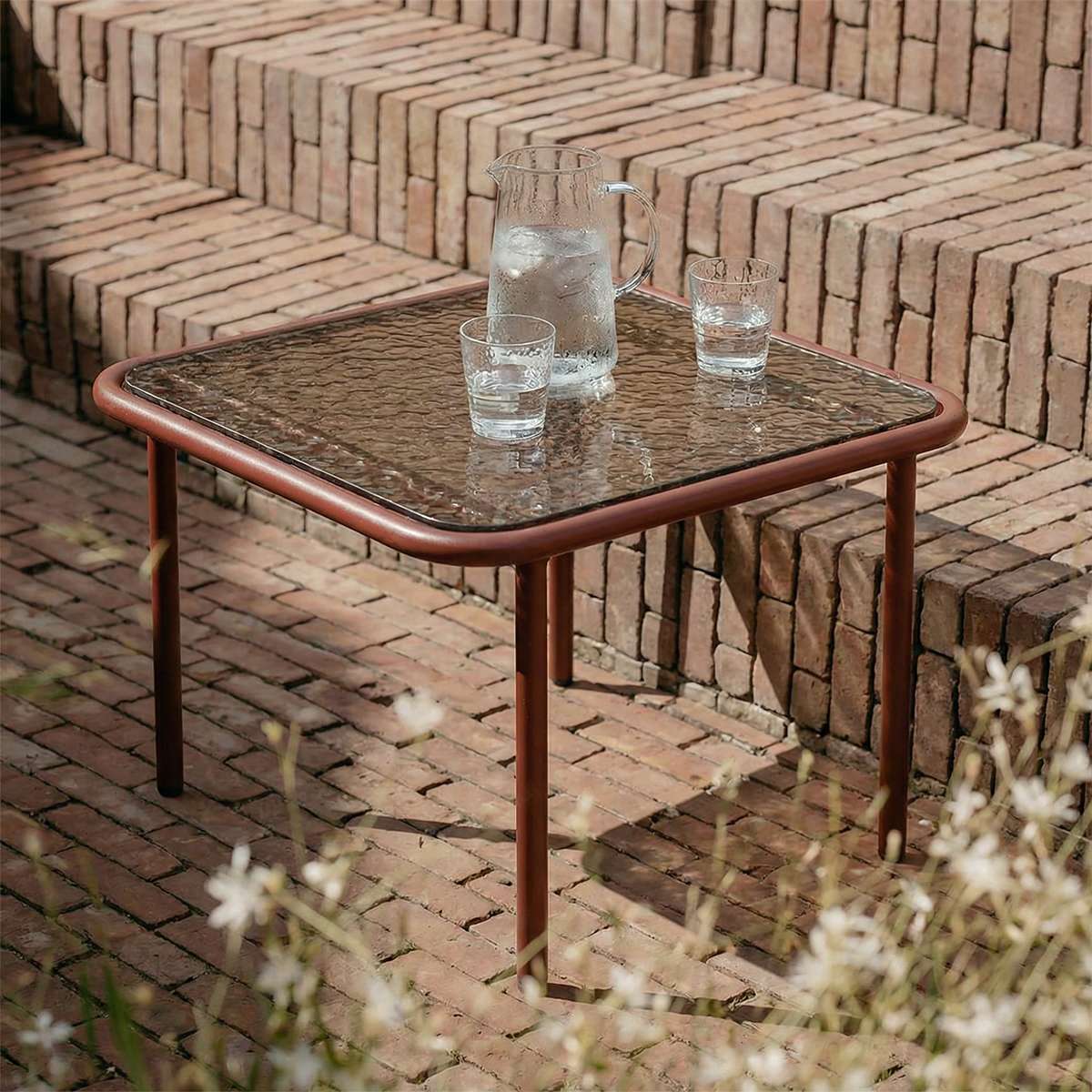 Mollis Coffee Table in Chestnut van sackit buiten bij natuurlijk licht