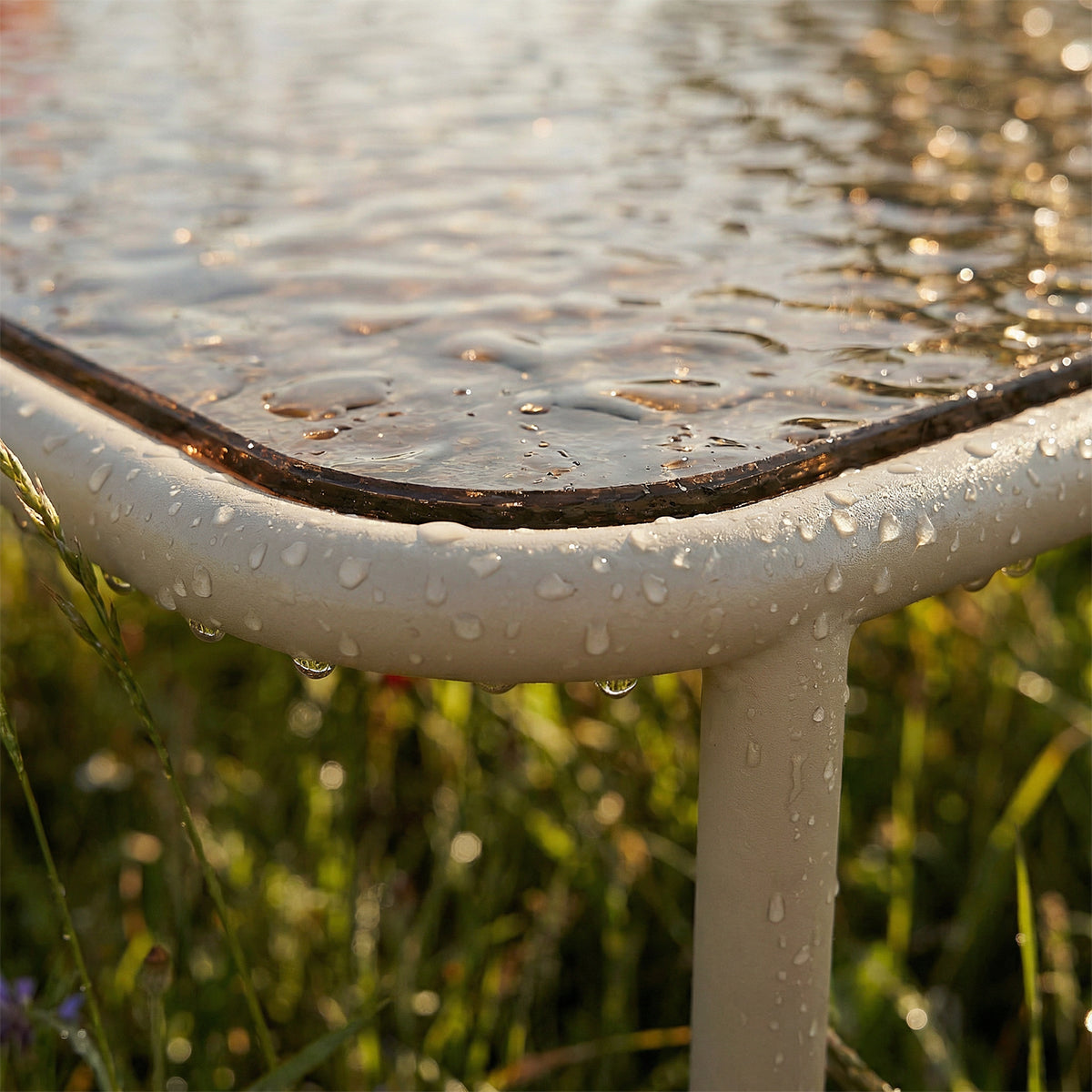 Mollis Coffee Table - Outdoor salontafel van sackit in gepoedercoat aluminium en gehard glas.