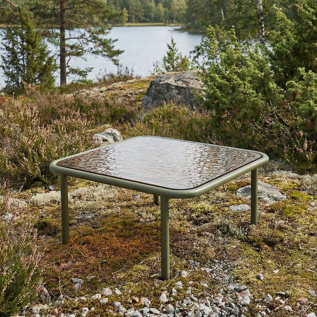 Mollis Coffee Table in olijfgroen van sackit in een buitenomgeving