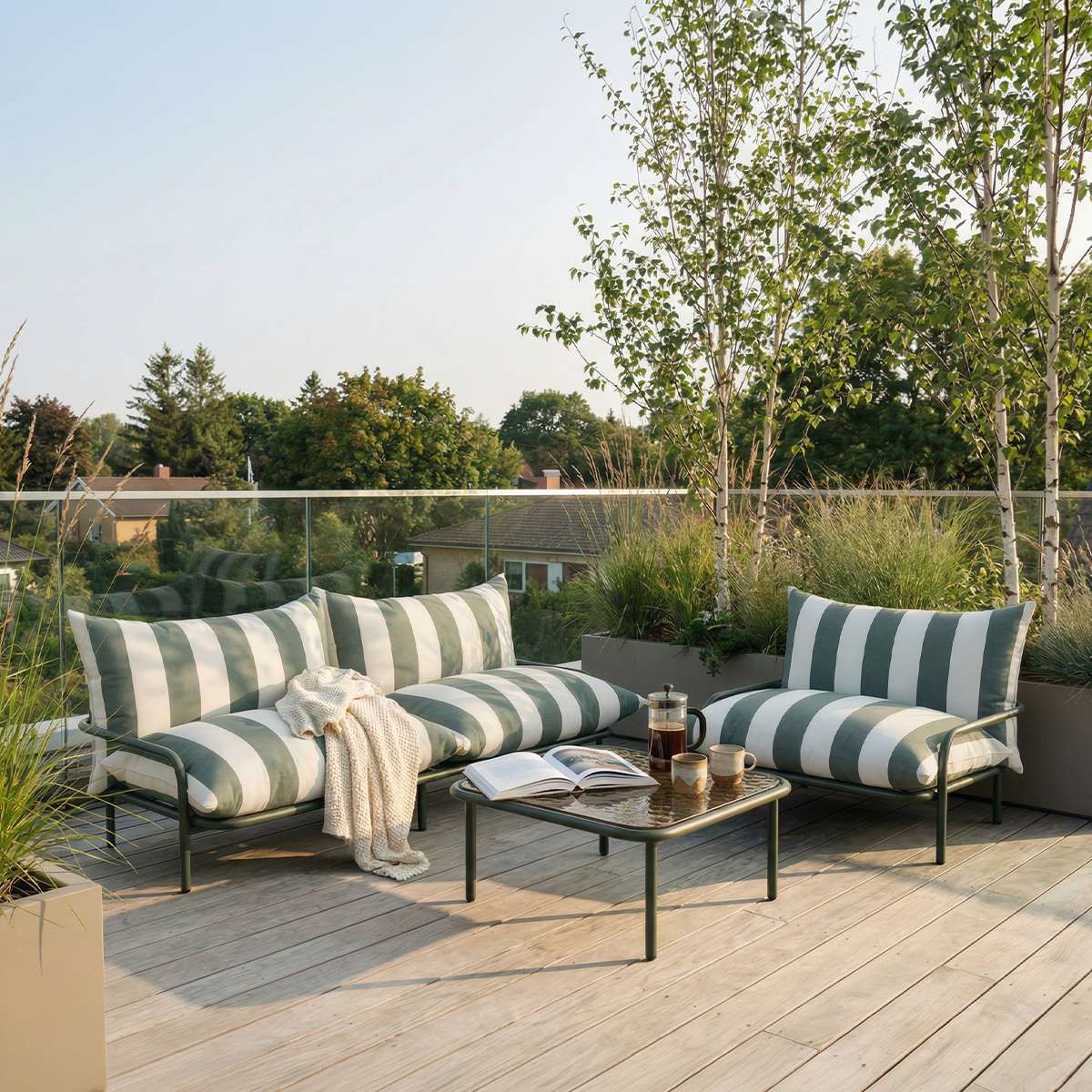 Mollis Coffee Table in olijfgroen van sackit op een terras