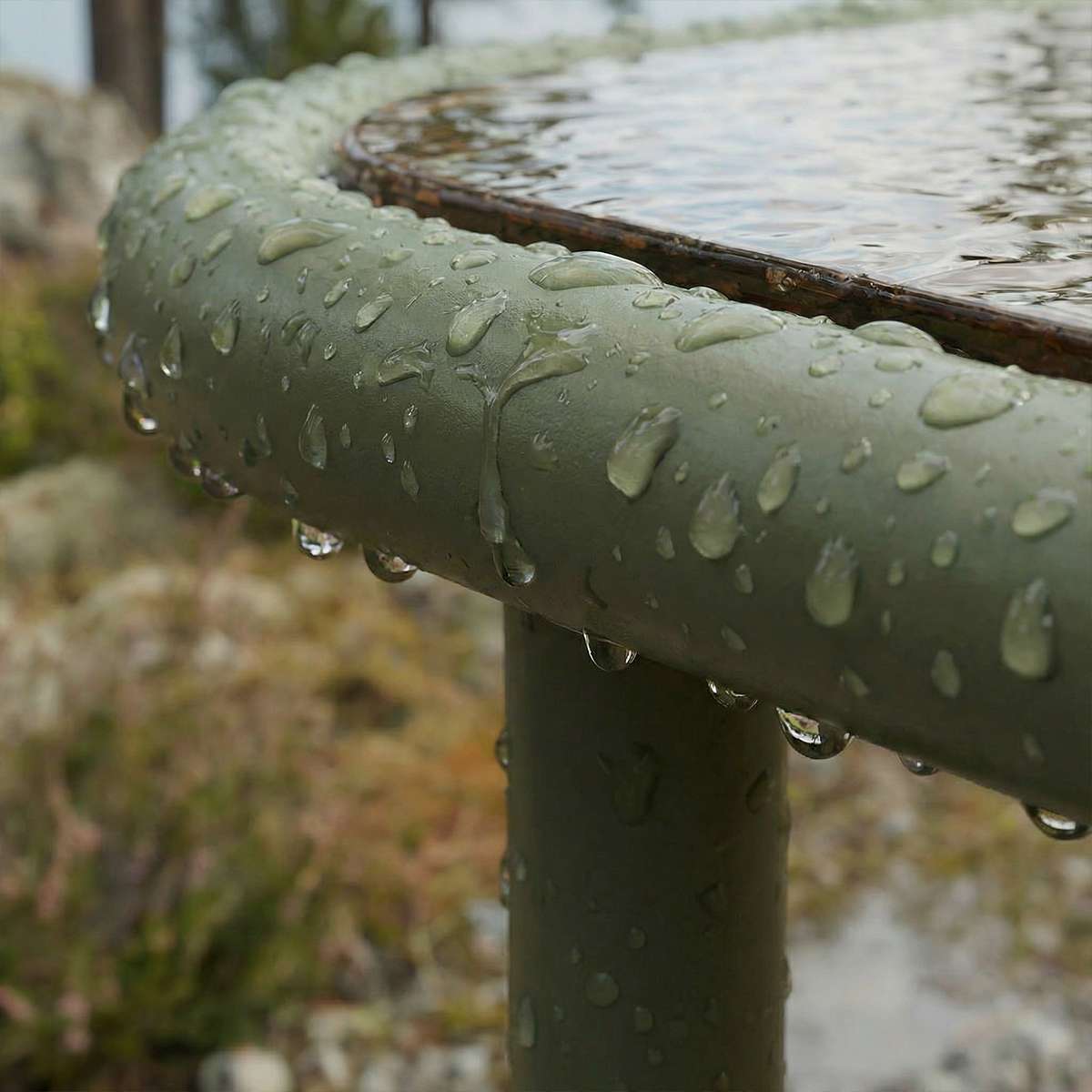 Mollis Coffee Table in olijfgroen van sackit in een buitenomgeving