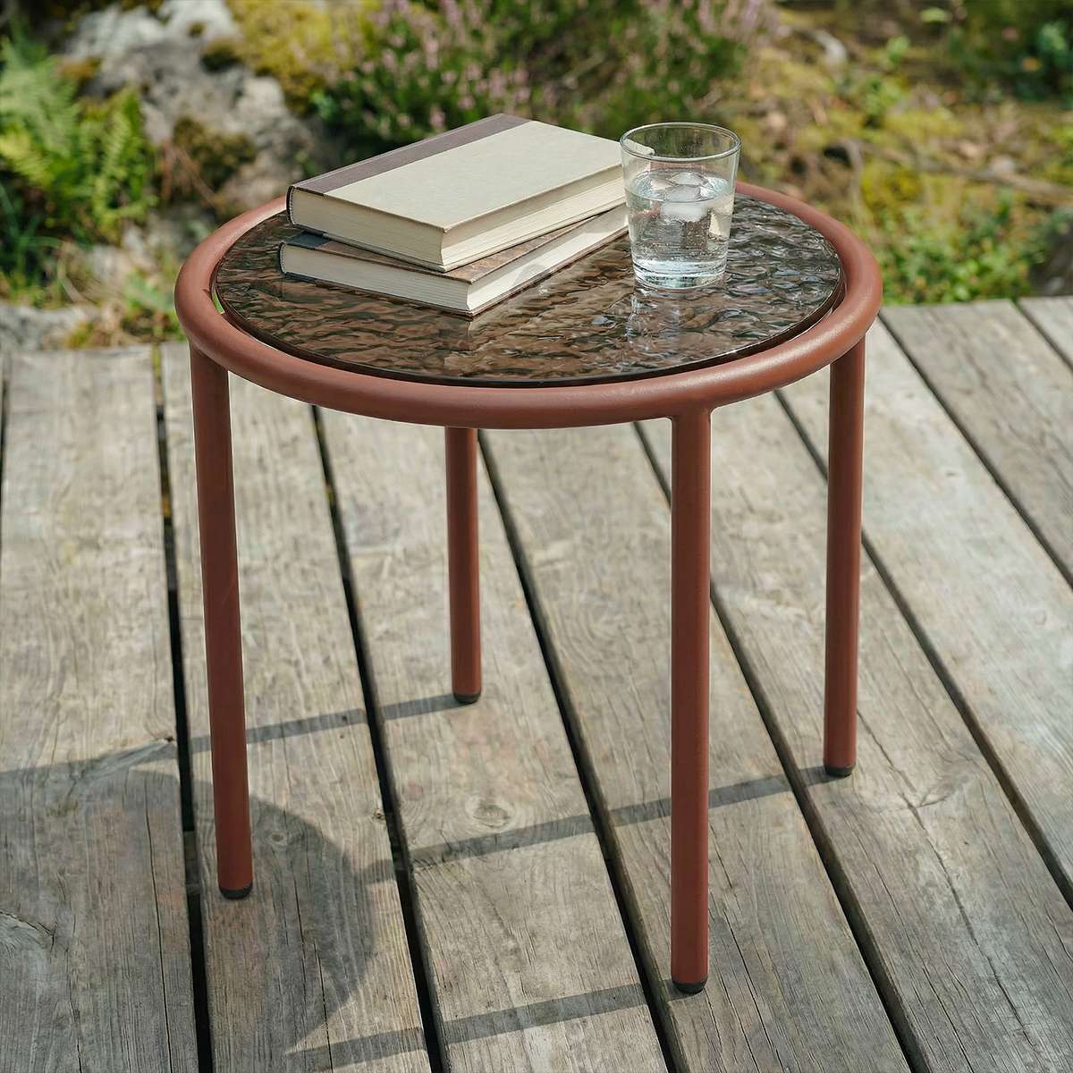 Mollis Side Table Ø50 in Chestnut van sackit op een terras