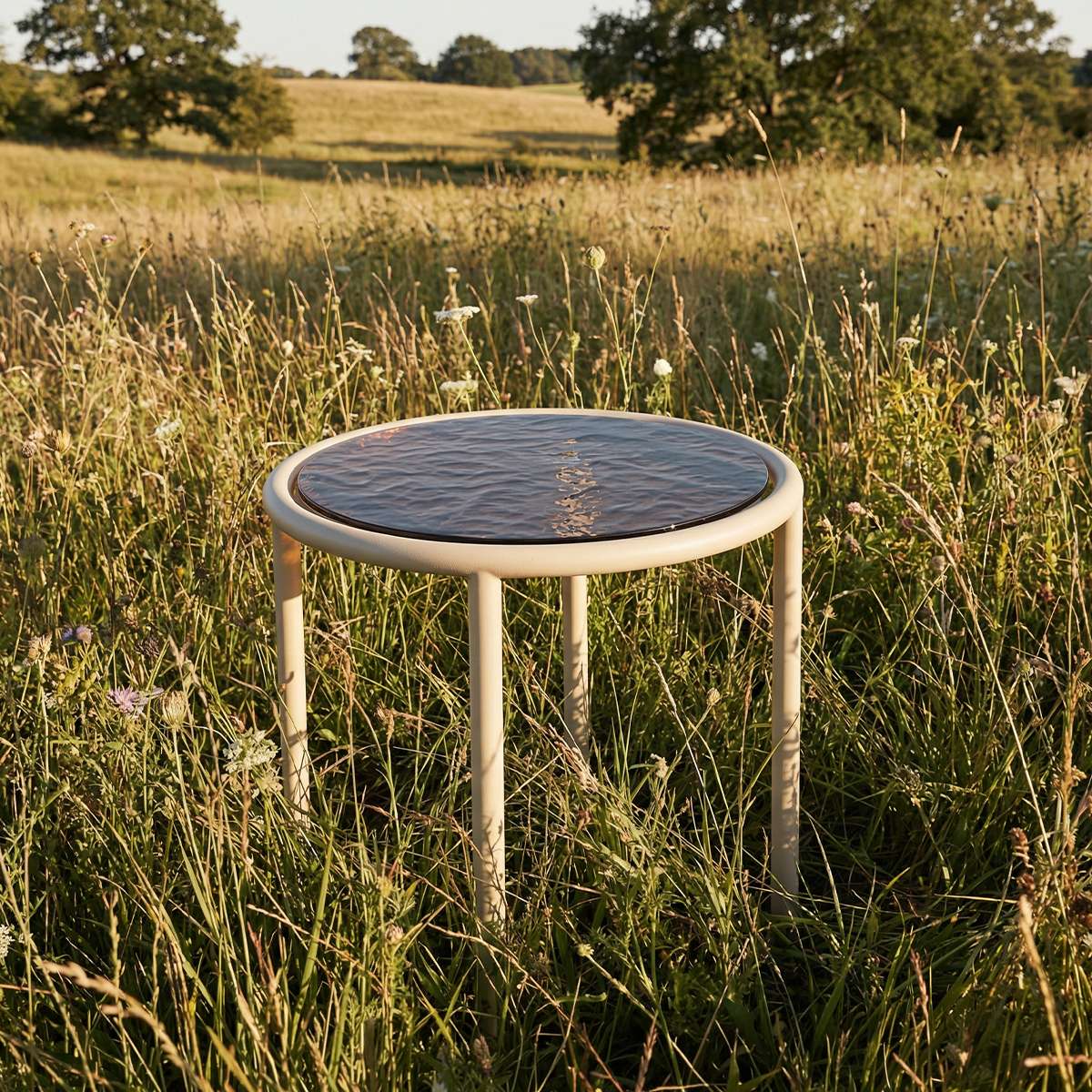 Mollis Side Table Ø50 in Taupe van sackit in een ontspannen loungehoek buiten