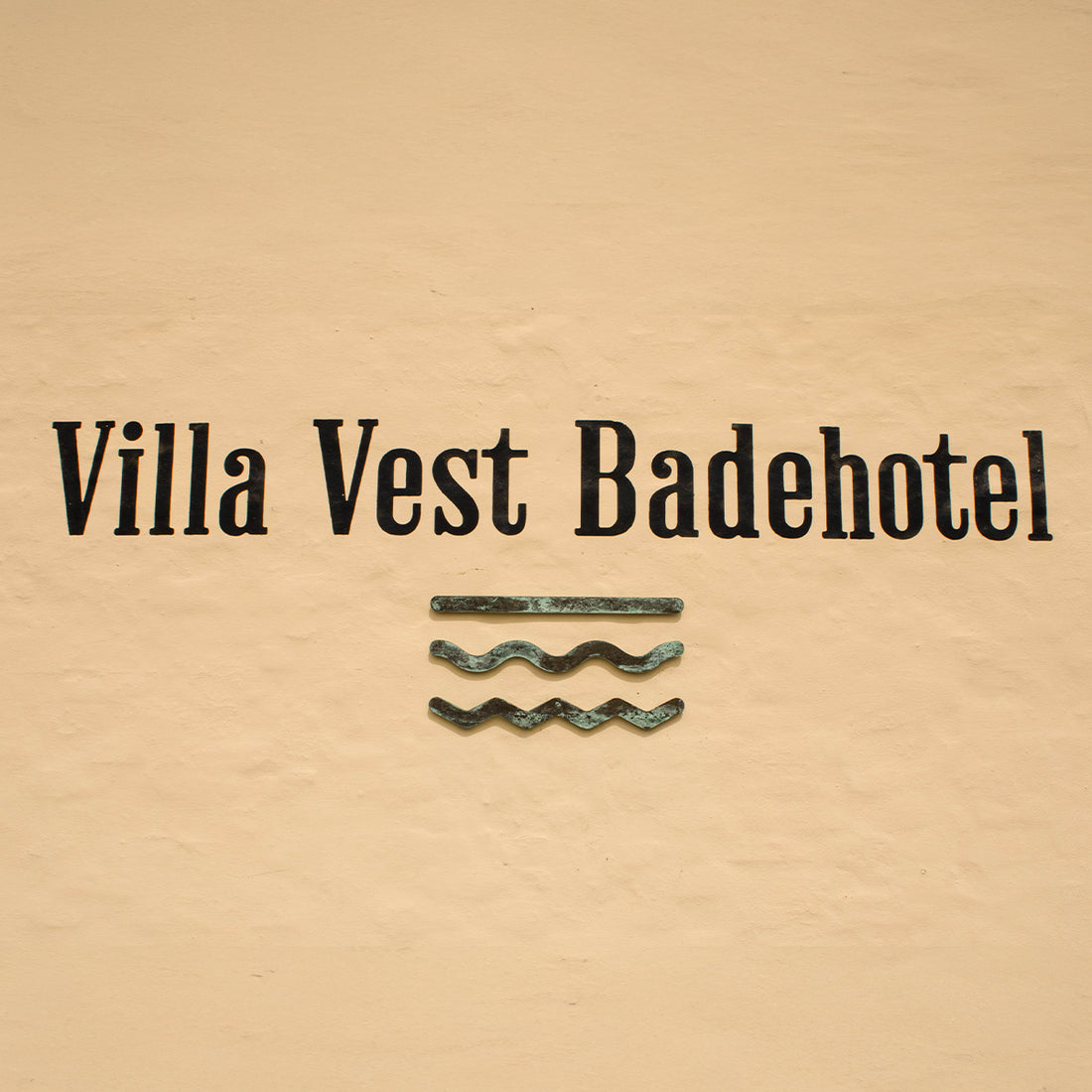 Villa Vest-logo op de muur - onderdeel van het interieurontwerp in samenwerking met SACKit